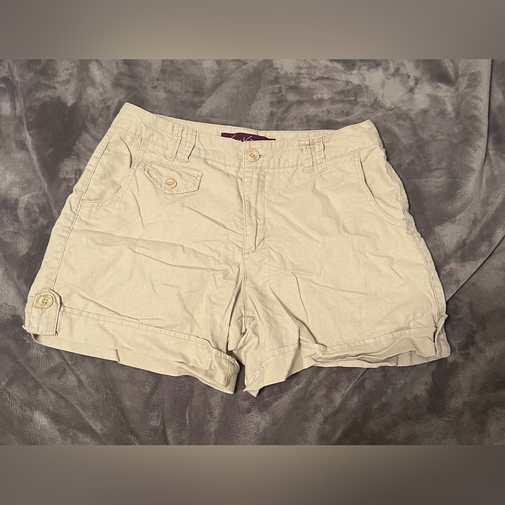 Gloria Vanderbilt cream shorts